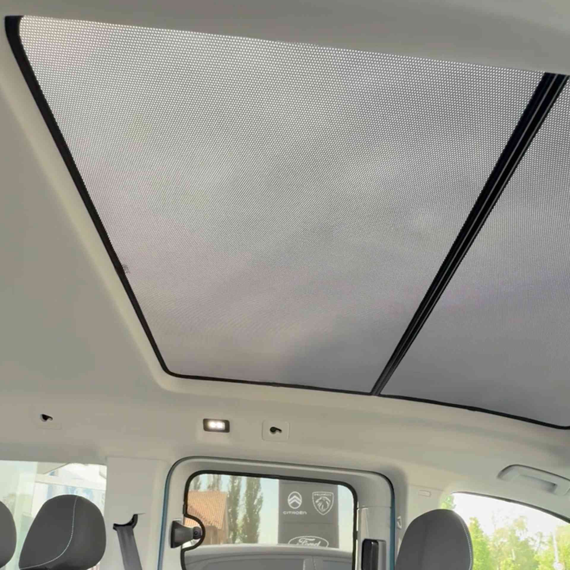 das Panoramadach eines Ford Tourneo Connect mit einem SunClip