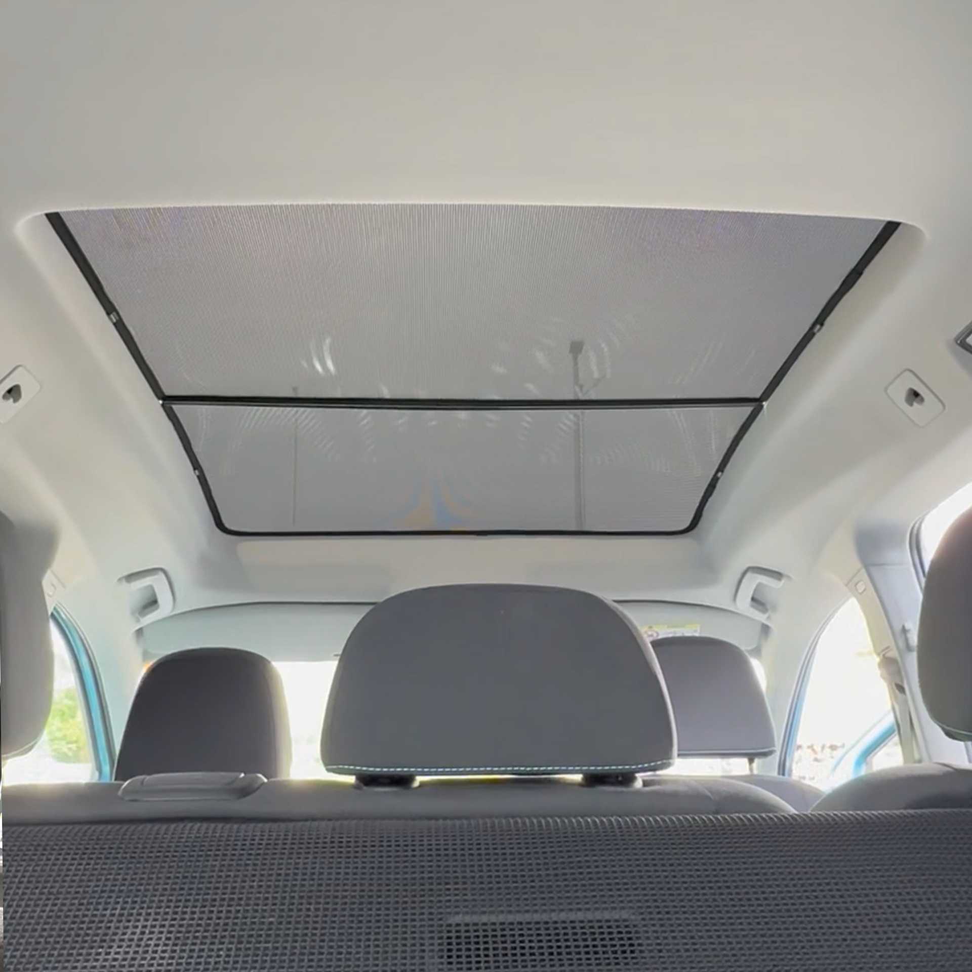 das Panoramadach eines Ford Tounreo Connect mit einem SunClip