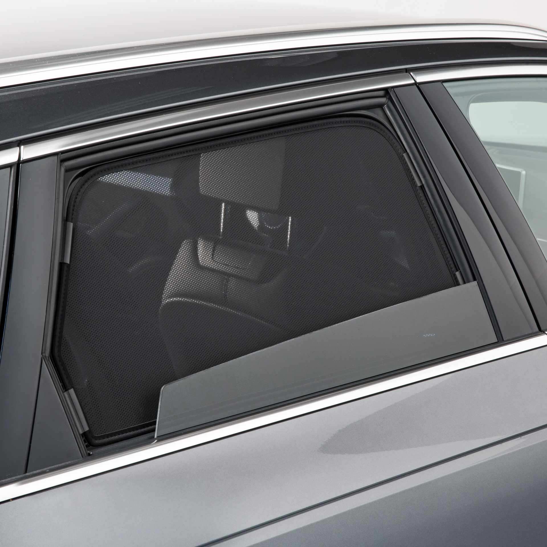 Ein Autofenster mit Sonnenblende und heruntergefahrener Scheibe