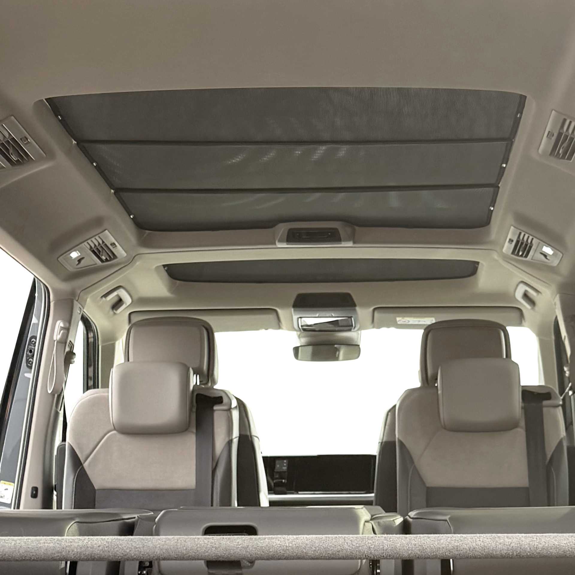 Ein SunClip auf dem Panoramadach des VW T7 montiert