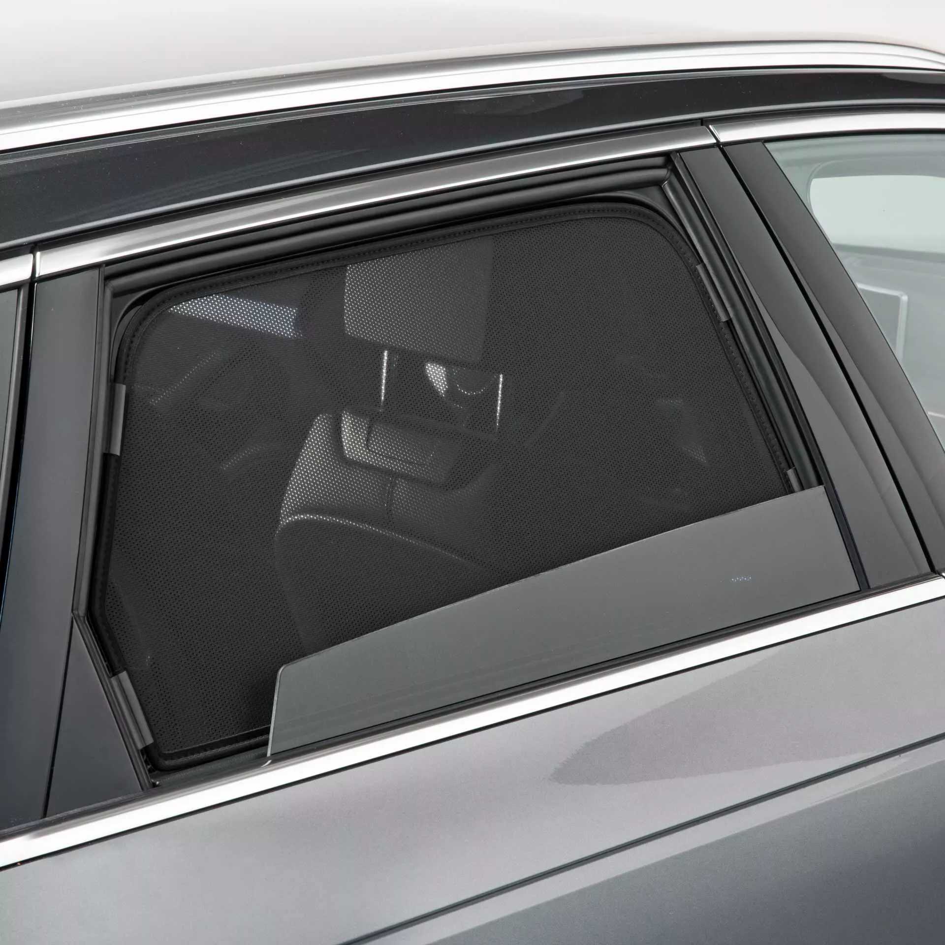 ein Sonniboy ist an einer heruntergefahrenen Autoscheibe befestigt