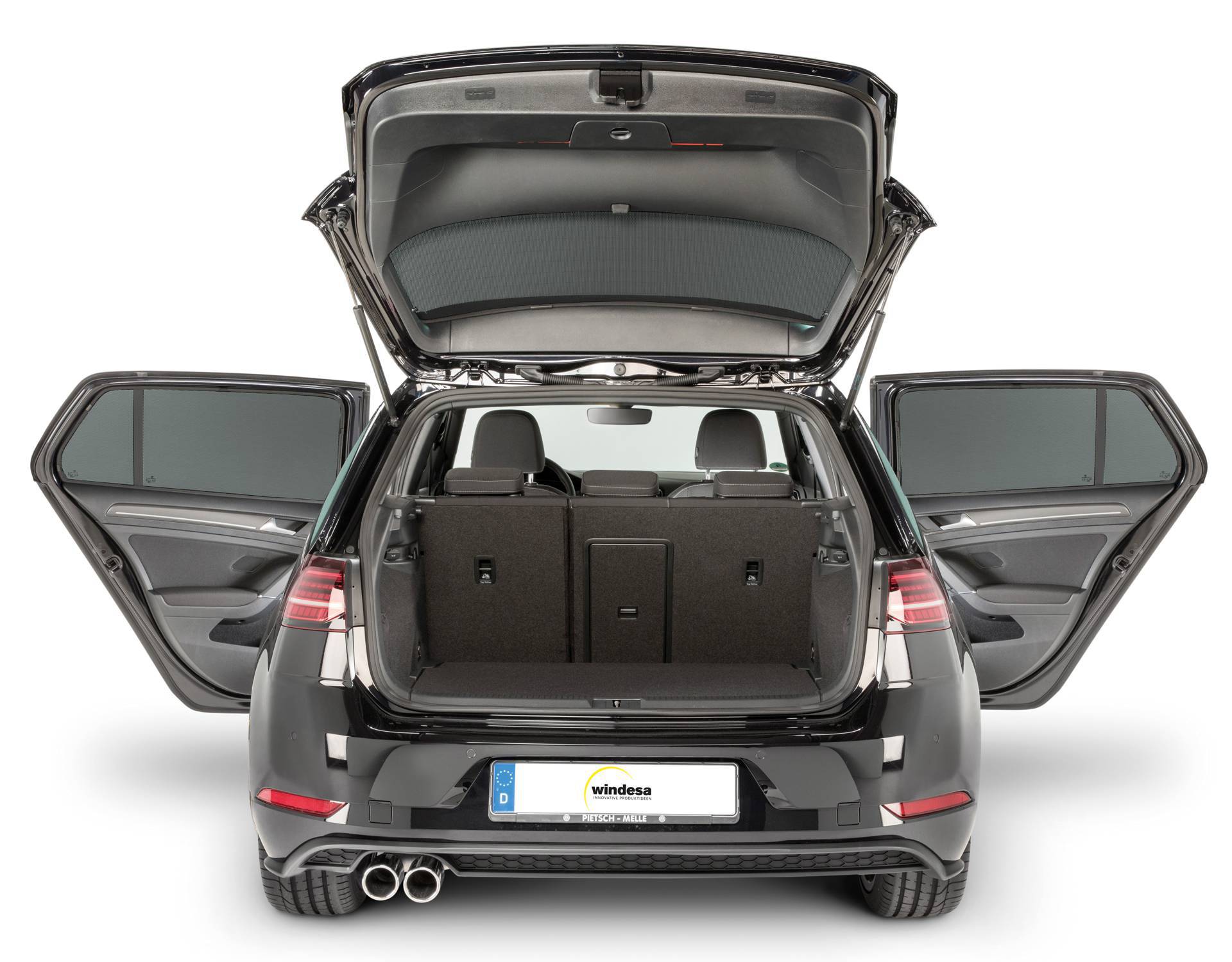 ein Auto mit geöffneten Türen und eingbauten Sonnenschutzblenden