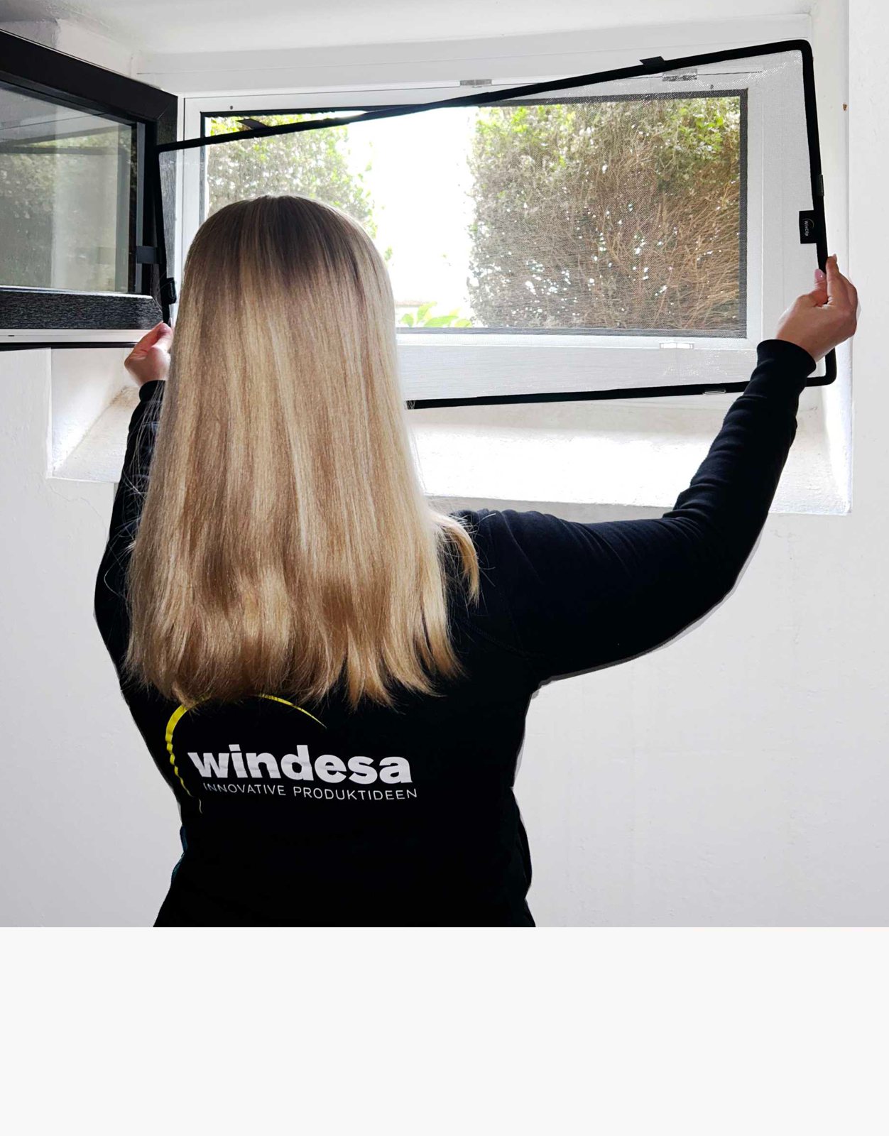 WinClip Nagerschutz eine Frau hält den WinClip Kellerschutz an ein Kellerfenster