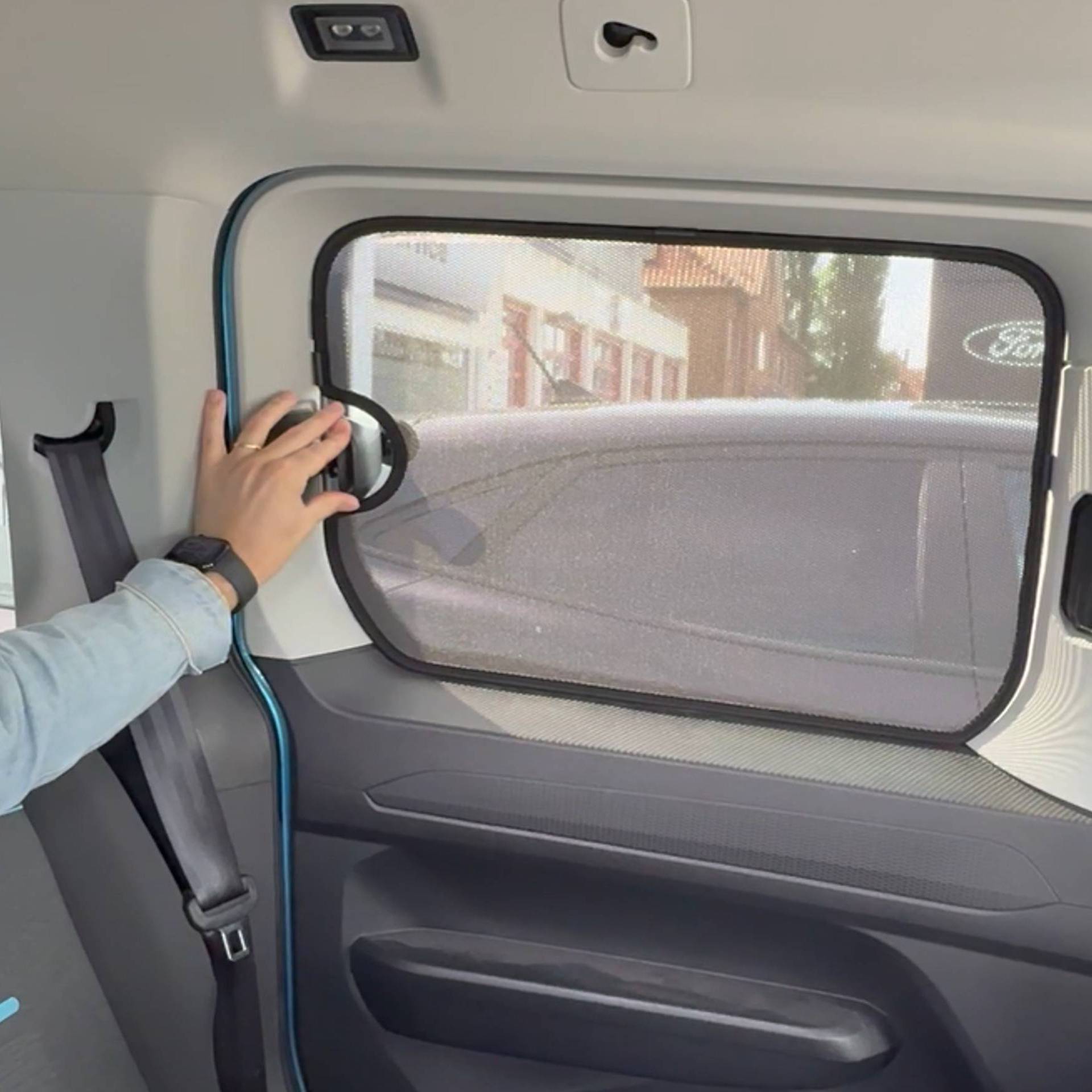 ein Ford Tourneo Connect mit einem Ausstellfenster