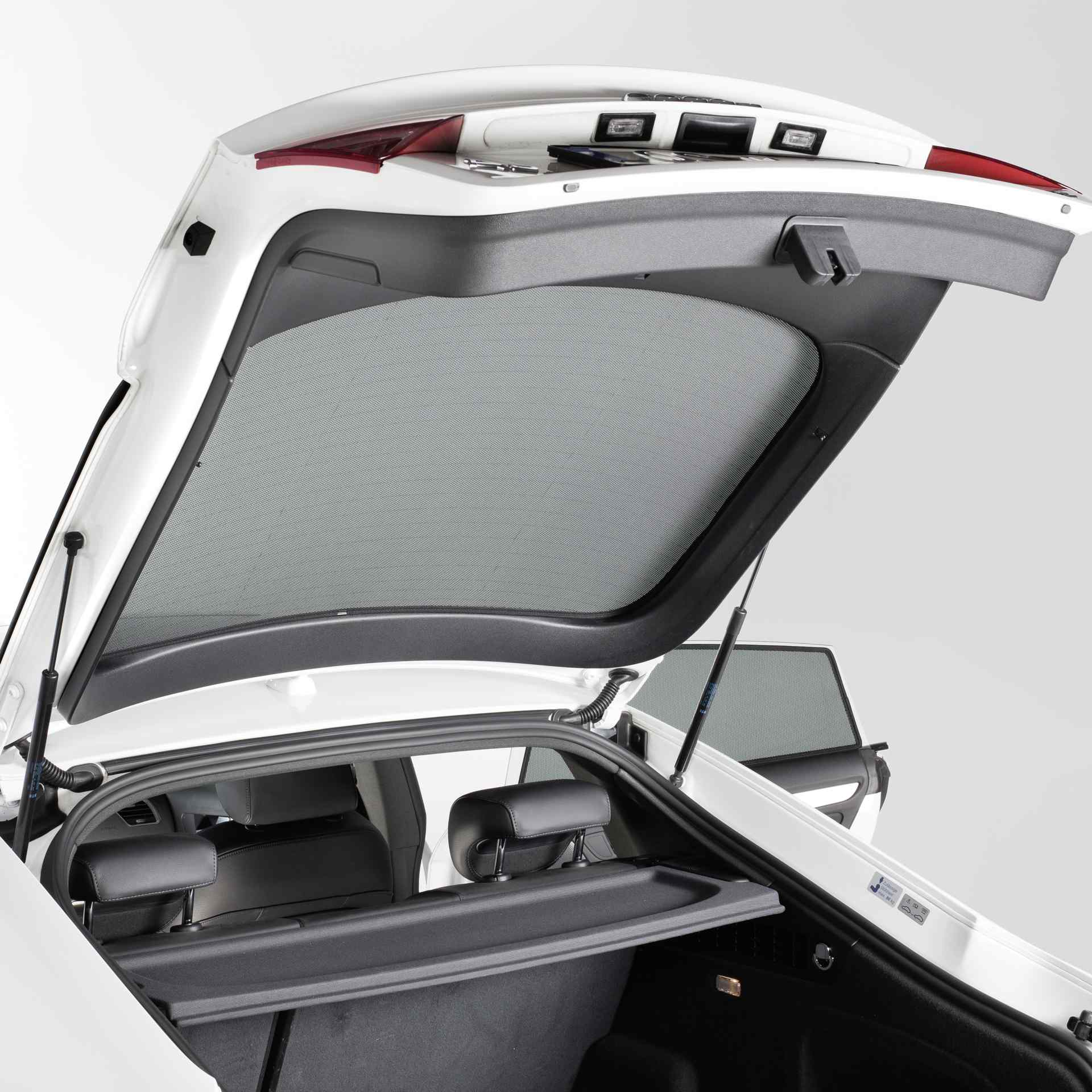 eine geöffnete Heckscheibe mit einem SunClip