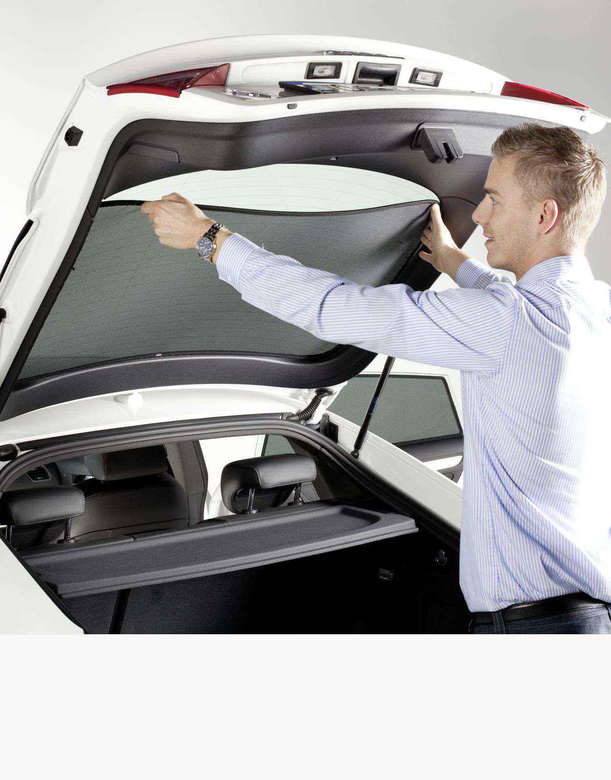 SunClip Auto Sonnenschutz ein Mann bringt einen Sonnenschutz an die Heckscheibe an