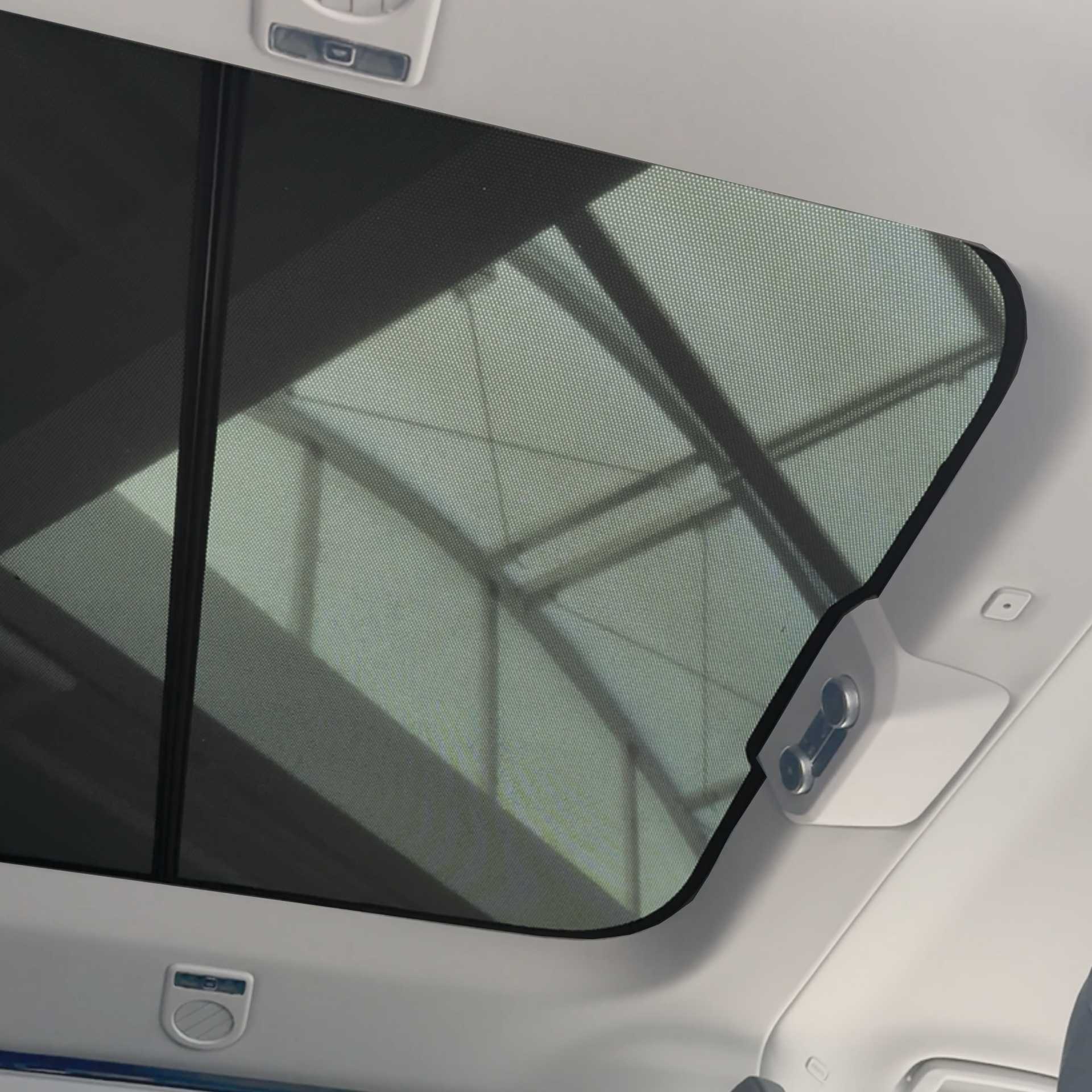 ein Ford Tourneo Custom mit einem sonnengeschützten Panoramadach